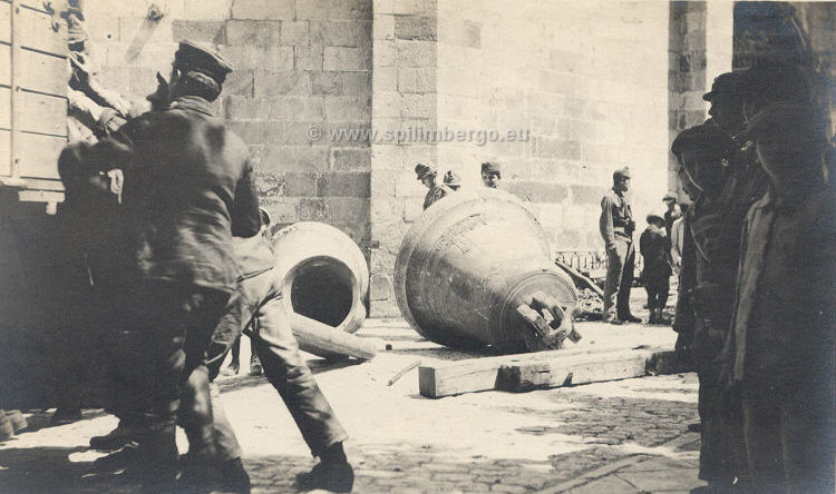 Udine durante l'invasione. Gli austriaci tolgono le campane dal Duomo. 13 luglio 1918.jpg